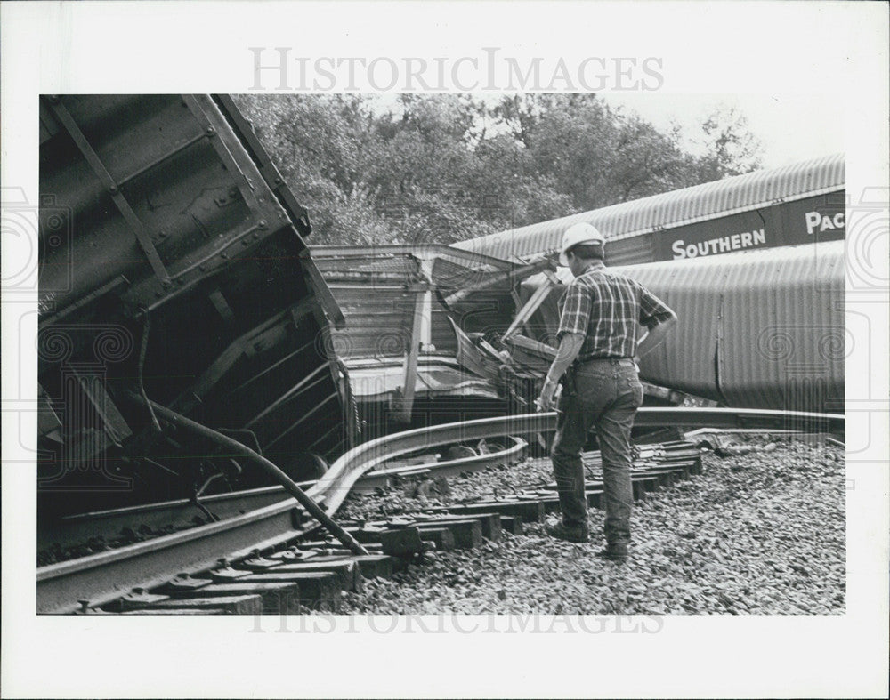 1988 Press Photo Train Derailment Hernado City Florida Inspector - Historic Images