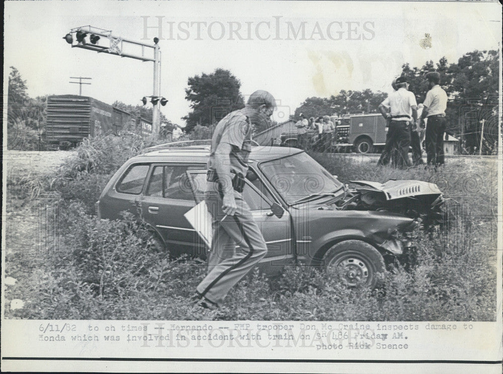 1982 Press Photo Car Train Accident Hernando Florida Trooper Don McCraine - Historic Images