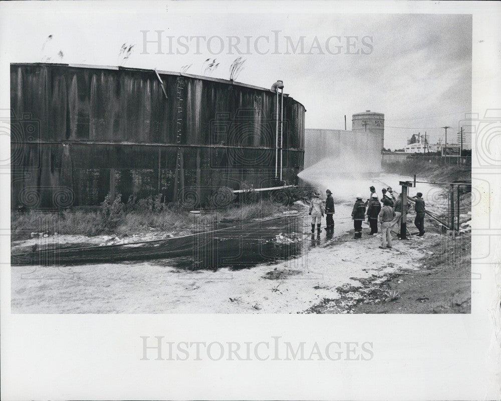 1980 Press Photo Port of Tampa Sulfur Storage Tanks Firefighters Fire Smoke - Historic Images