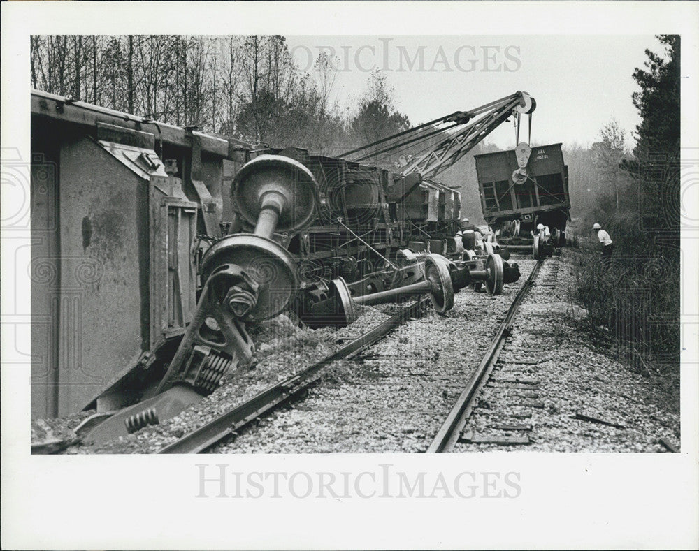 1985 Press Photo of rail cleans wheels of the cars in the derailment.Brooksville - Historic Images