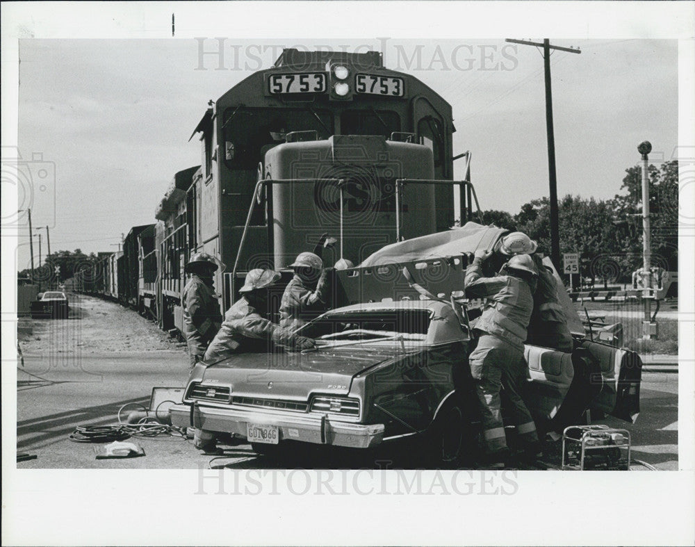 1990 Press Photo of Accident A men killed when he drove through  railroad. - Historic Images