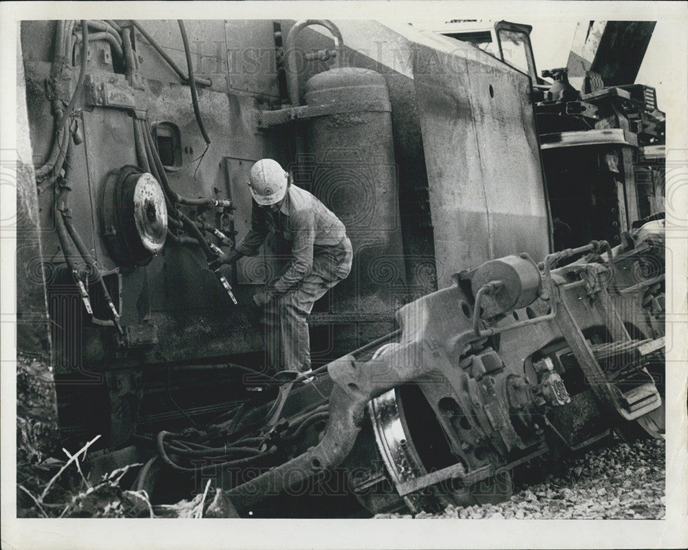 1980 Press Photo of Switch engine fell off a spur of railroad track. - Historic Images