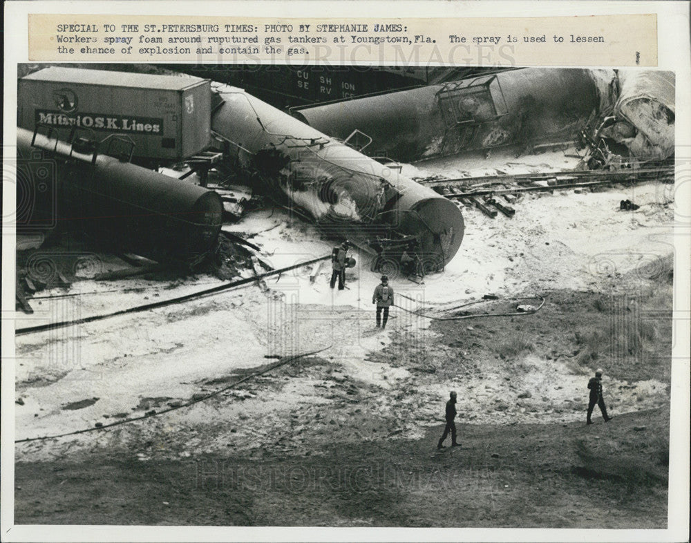 1978 Press Photo Works Spray foam around ruptured gas tankers Youngstown Florida - Historic Images