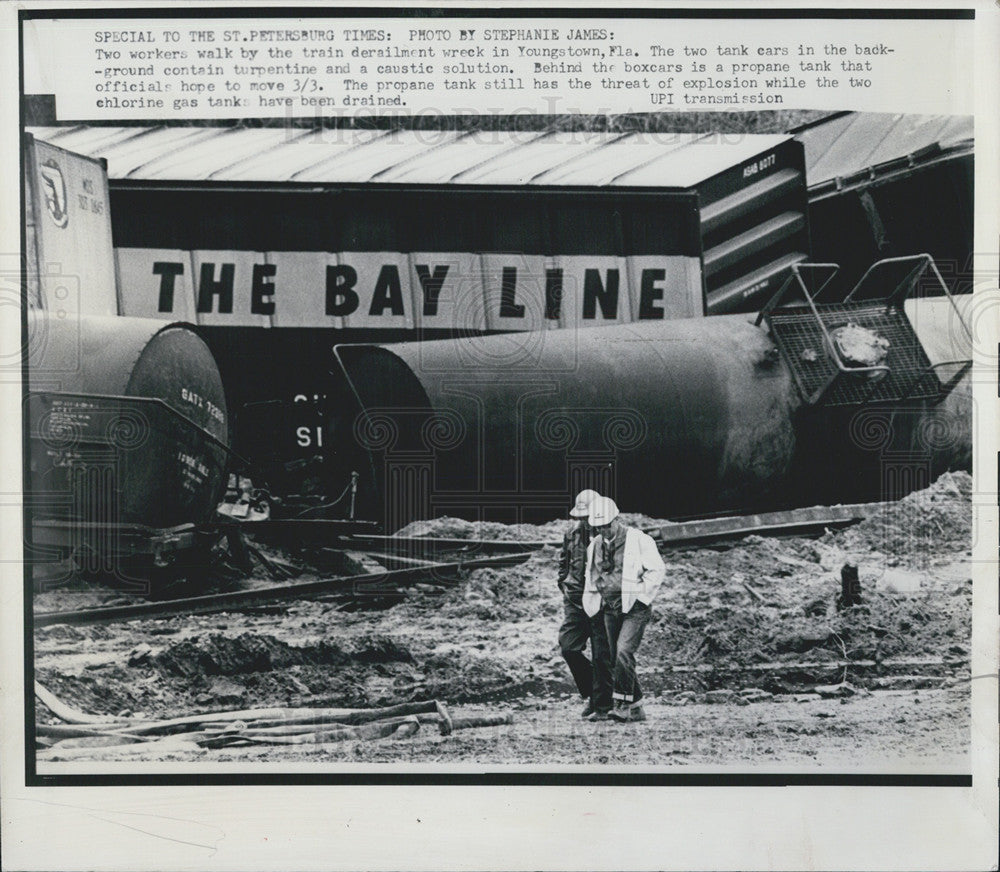 Press Photo Workers walking by Train Derailment wreck in Youngstown Florida - Historic Images