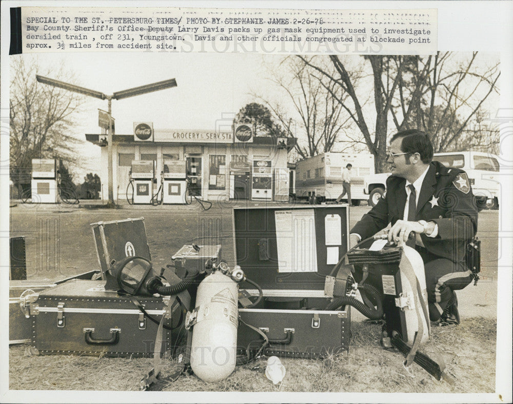 1978 Press Photo Deputy Larry Davis Investigates Train Derailment in Youngstown - Historic Images