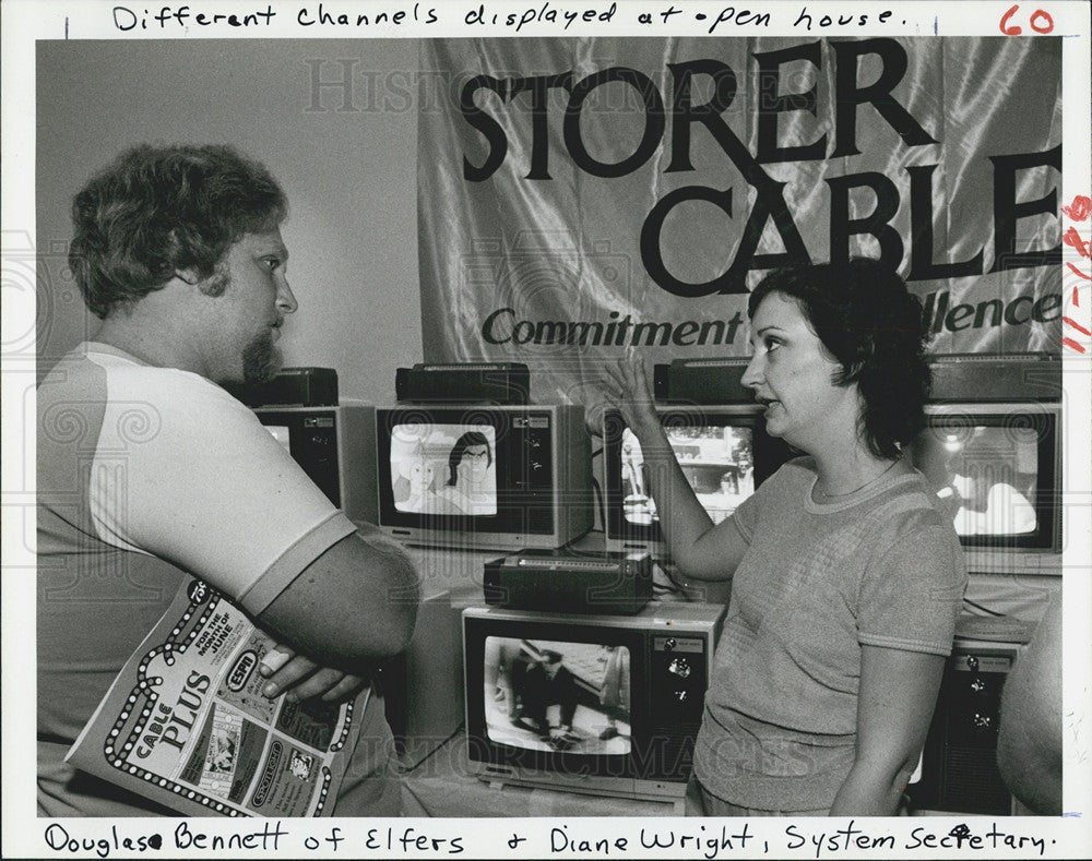 1982 Press Photo Diane Wright tells Douglas Bennnet about Storer Cable services - Historic Images