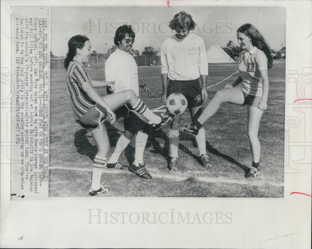 1974 Press Photo coeds Mens Soccer Team Clare Demyer Mary Quinn Ernie Chaves - Historic Images