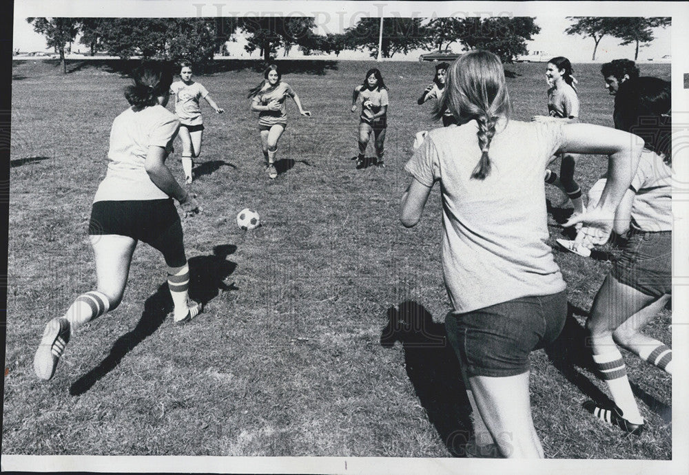 1975 Press Photo Workout soccer Kittens team practice girls - Historic Images