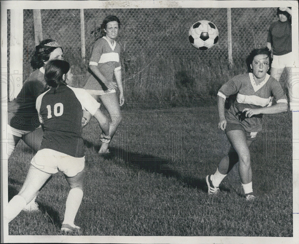 1975 Press Photo Schwaben  vs Green/White girls soccer in Buffalo Grove Ill - Historic Images