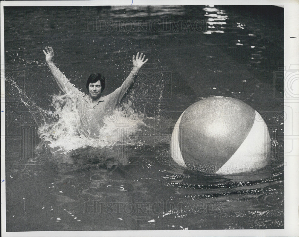 1977 Press Photo Dalton Pack in pool at Sportsmans show in Chicago Ill - Historic Images