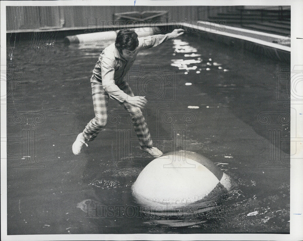 1977 Press Photo Dalton pack and ball in pool at Sportsman show - Historic Images