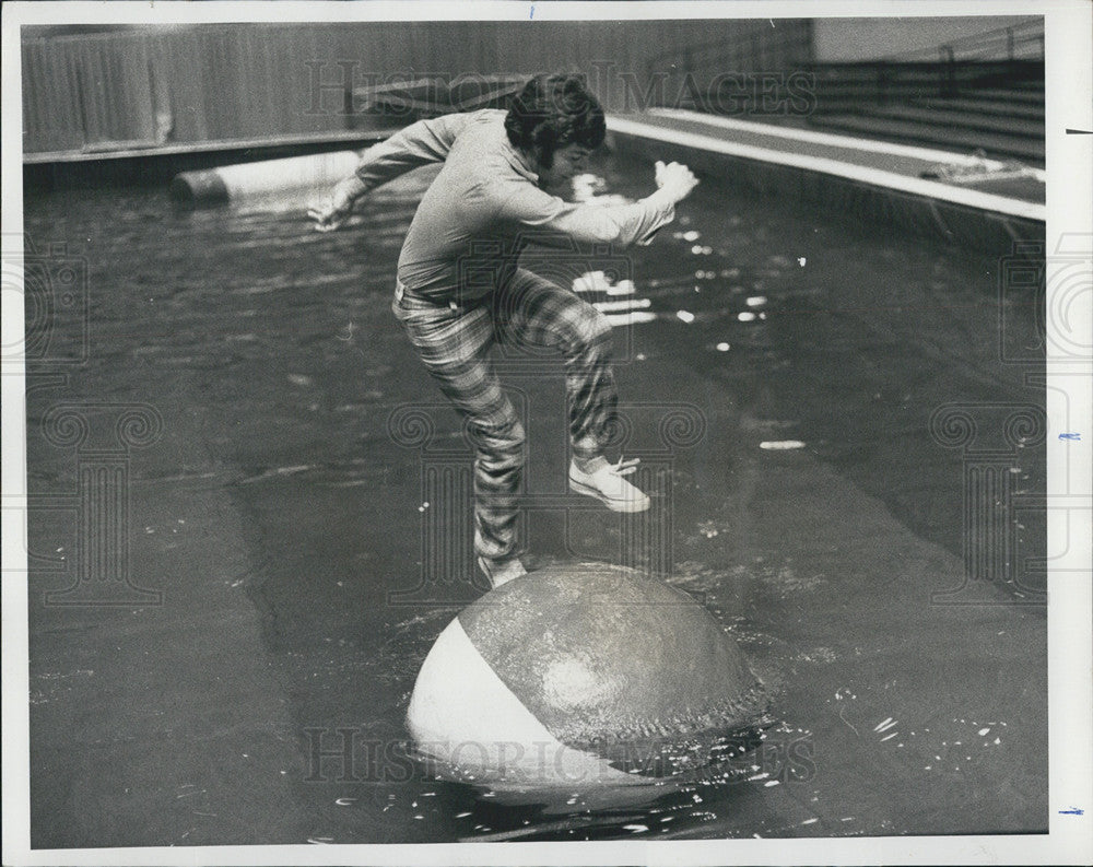 1977 Press Photo Dalton Peck Ball Rolling - Historic Images