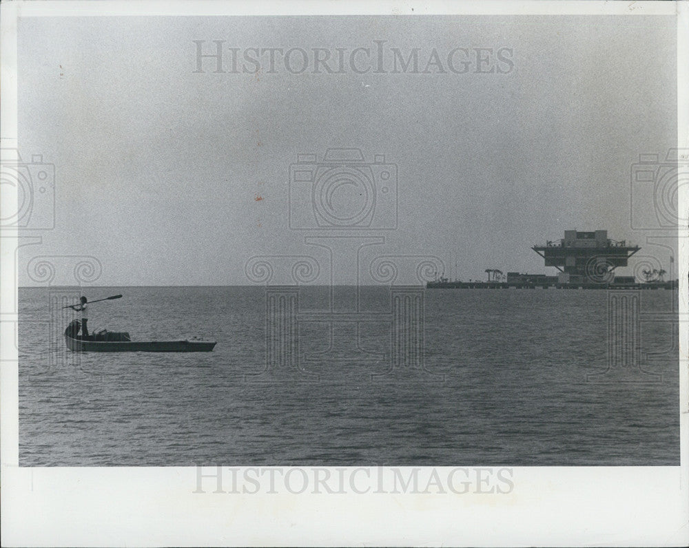 1978 Press Photo Fishing in Tampa Bay in Downtown St. Petersburg - Historic Images