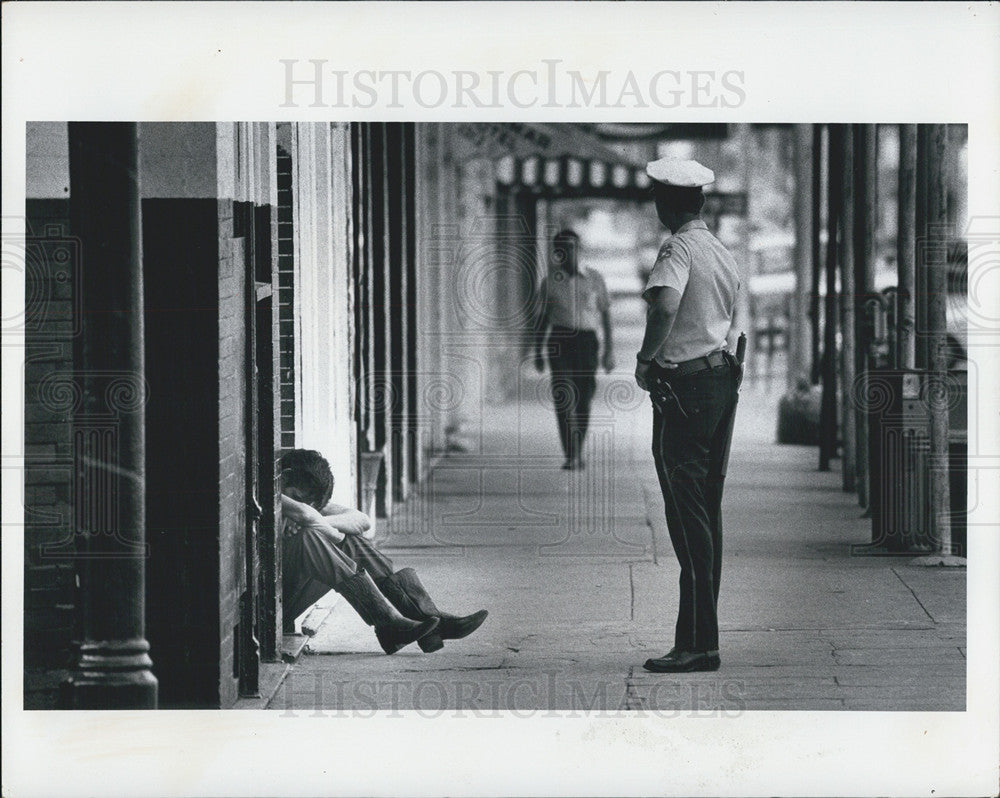 1974 Press Photo Police and homeless on Tampa Fla street - Historic Images