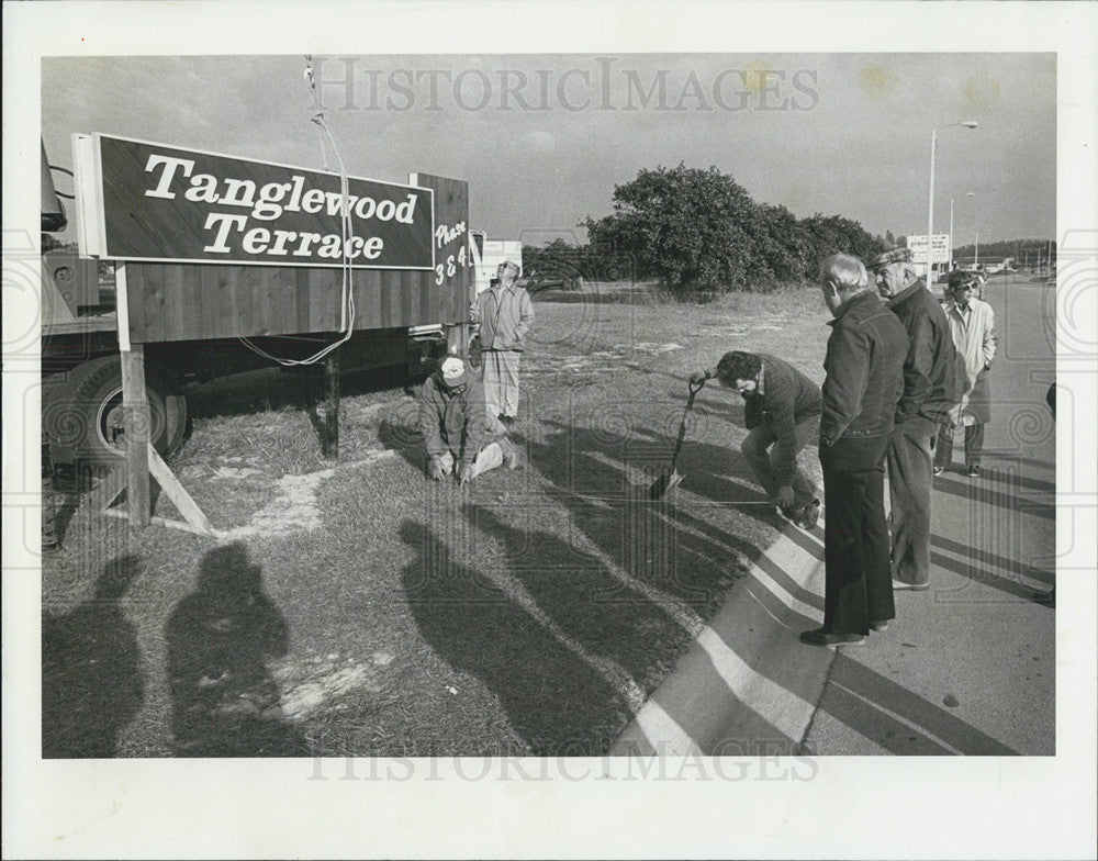 1981 Press Photo Workers Installing New Tanglewood Terrace Entrance Sign - Historic Images