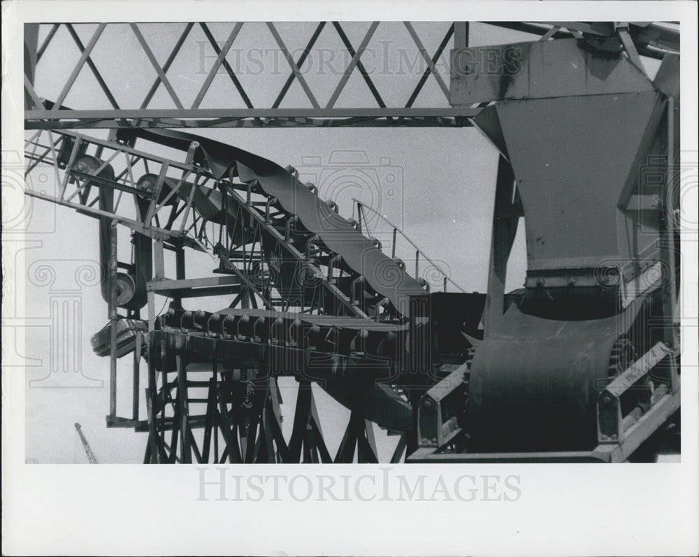 Press Photo Machinery at the Tampa Fla waterfront - Historic Images