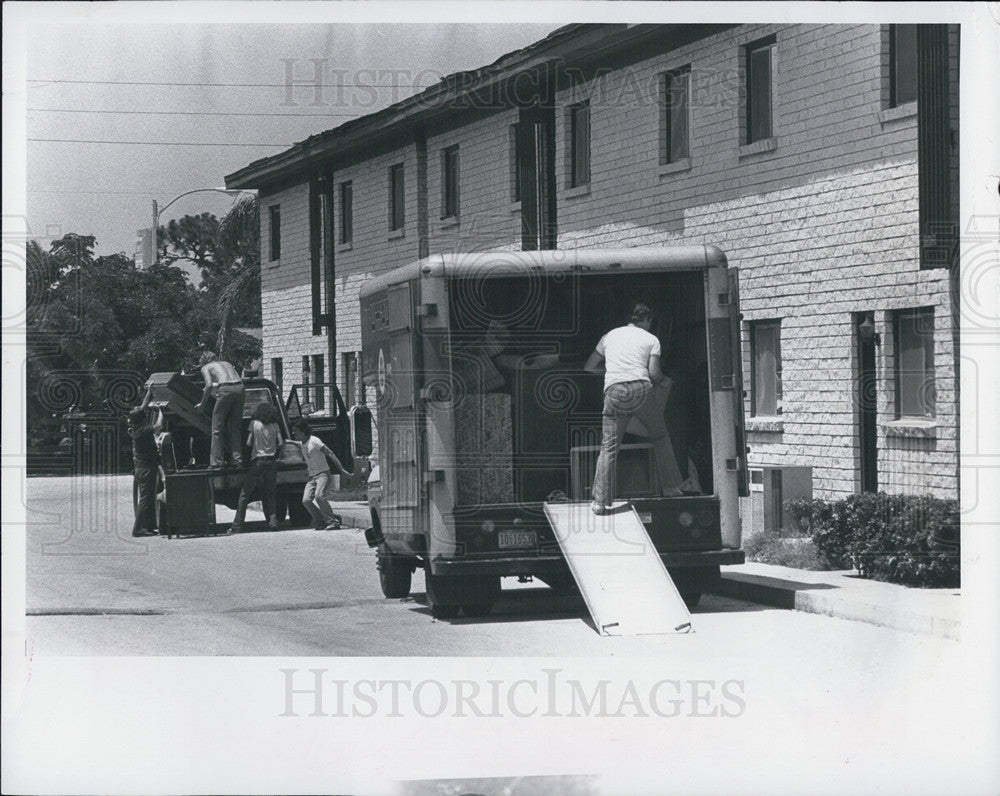 1979 Press Photo Residents Moving Out of Tangelwood Due to Damages - Historic Images