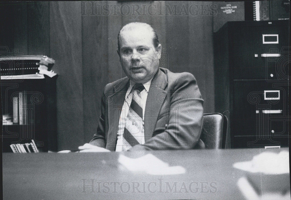 1974 Press Photo Village Manager George Shaw - Historic Images