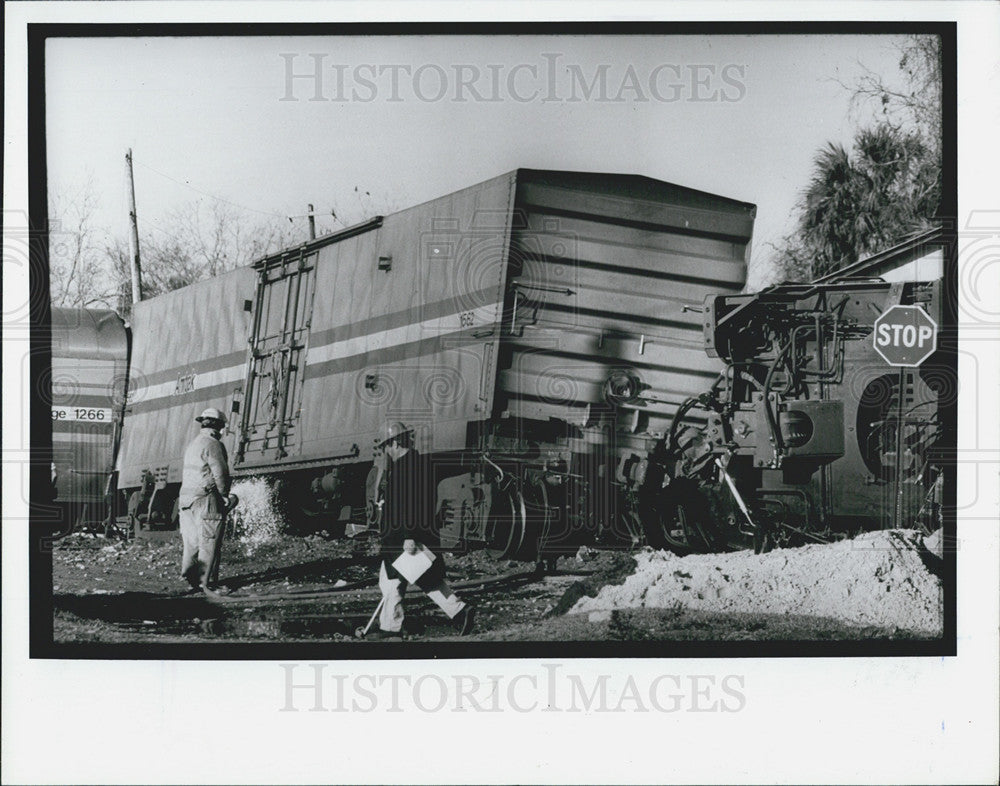 1991 Press Photo Amtrack Silver Meteor Derailed - Historic Images