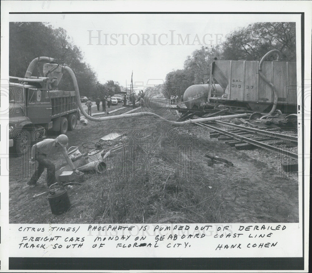 1981 Press Photo of Phosphate is pumped out of derailed freight cars. - Historic Images