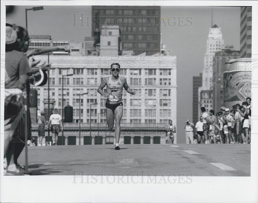 1990 Press Photo Clark Brooks wins Chicago triatalon - Historic Images