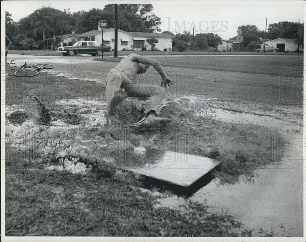 1971 Press Photo Bryan Reeau Takes  Spill and falls into water - Historic Images