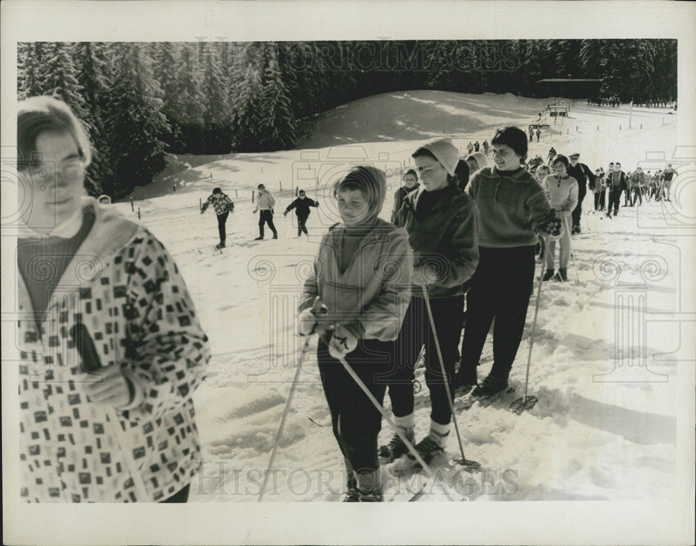 1966 Press Photo Lines of Children to ski, in Lucerne Switzerland - Historic Images