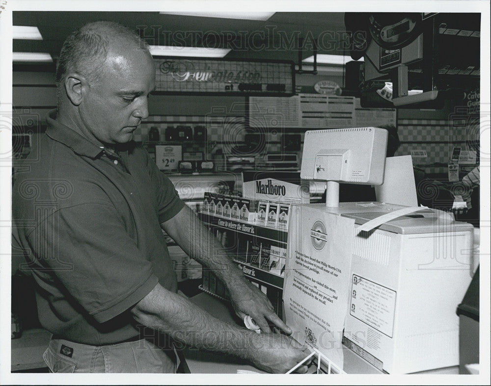 1995 Press Photo of Philip Morris US Sales Rep. Post Retailers Seal of Approval. - Historic Images