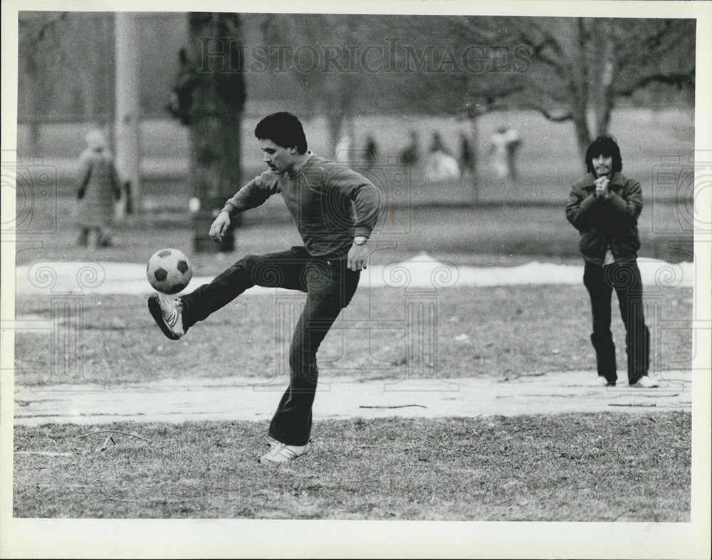 1984 Press Photo Soccer player in Lincoln Prk chicago Ill - Historic Images