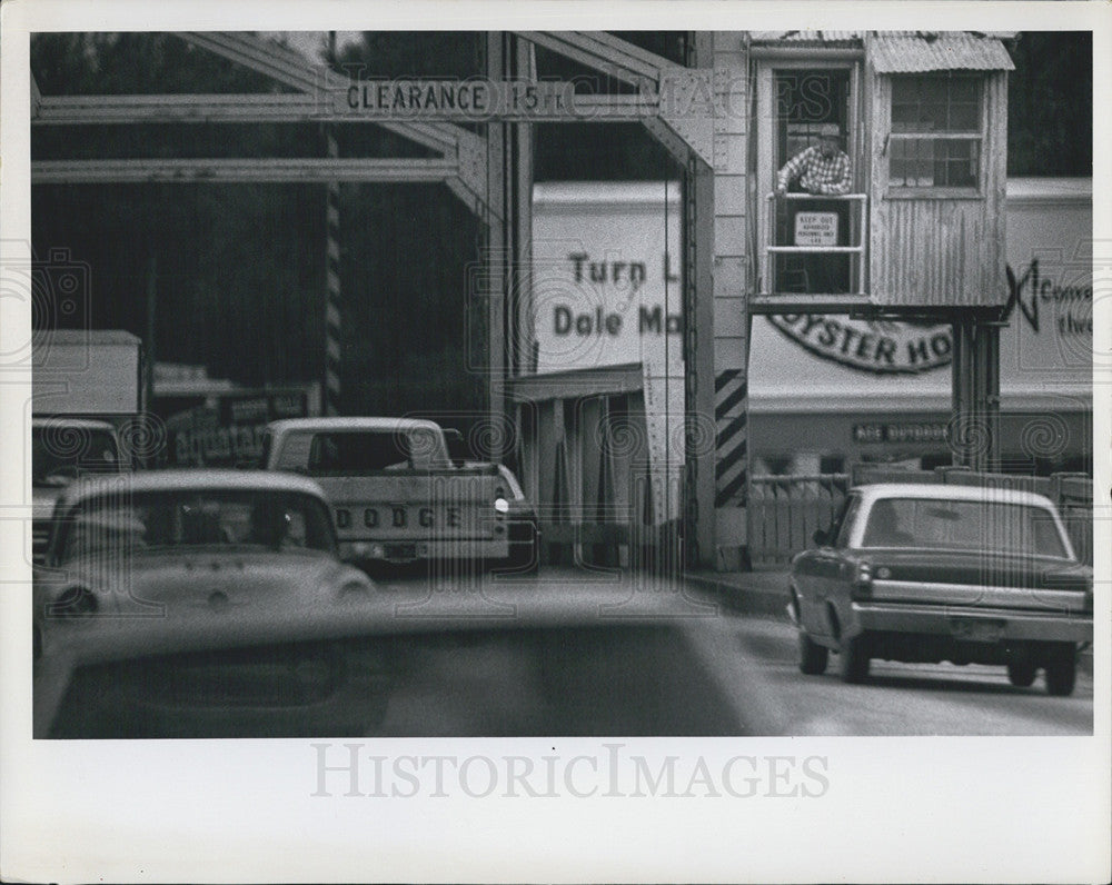 1979 Press Photo Automobiles Traveling Down The Streets Of Tampa, Florida - Historic Images