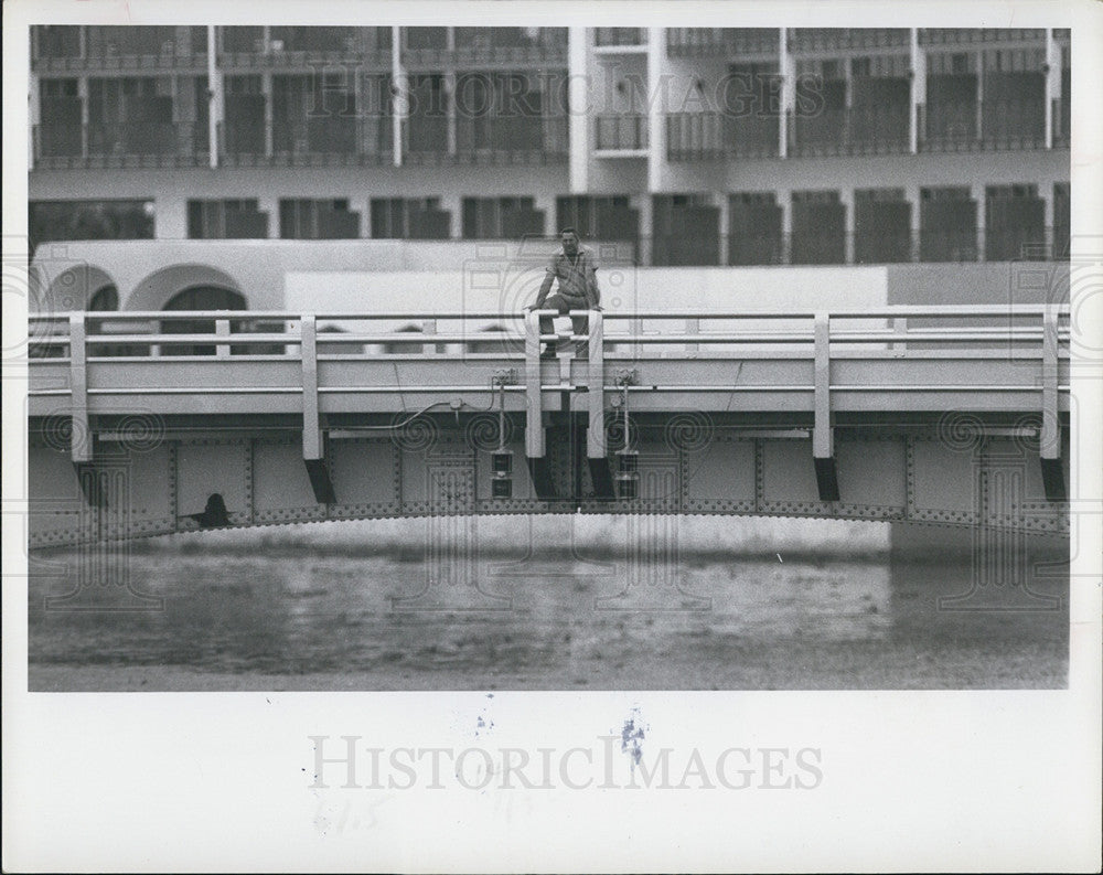 1970 Press Photo Man Looking Over The Brorein Street Bridge In Tampa, Florida - Historic Images