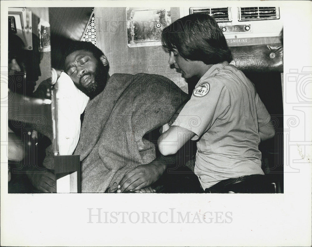 1980 Press Photo of survivor from buoy tender Blackthorn,being rescued. - Historic Images