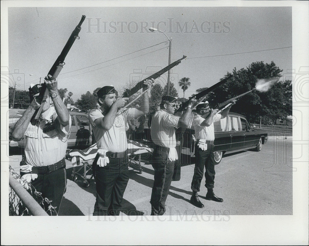 1977 Press Photo Firing rifles Military Funeral Winston Jones Bob Whiting Andy - Historic Images