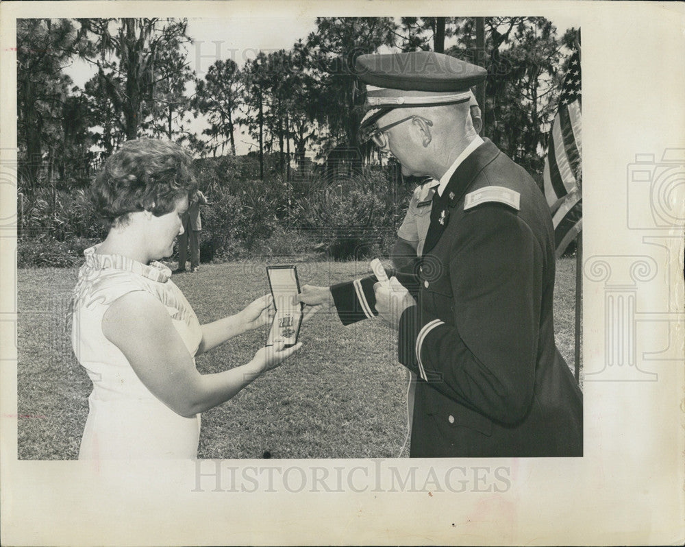 1967 Press Photo Military Funeral Mrs. James Spencer receives medal for husband - Historic Images