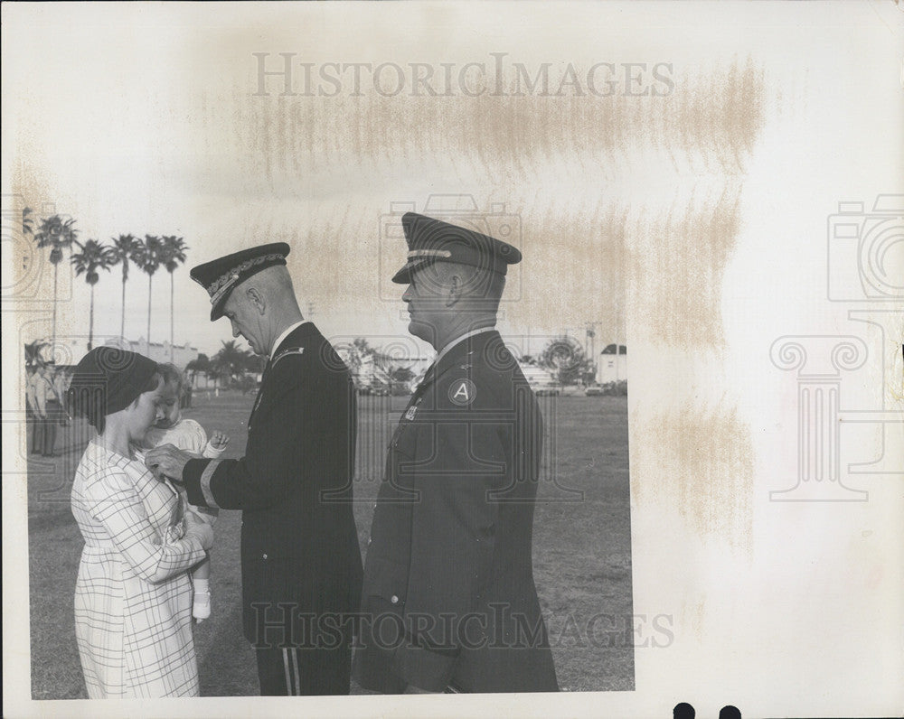 1969 Press Photo Heros Window Given medals Mag. gen. N.A. Costello Mrs. Richard - Historic Images