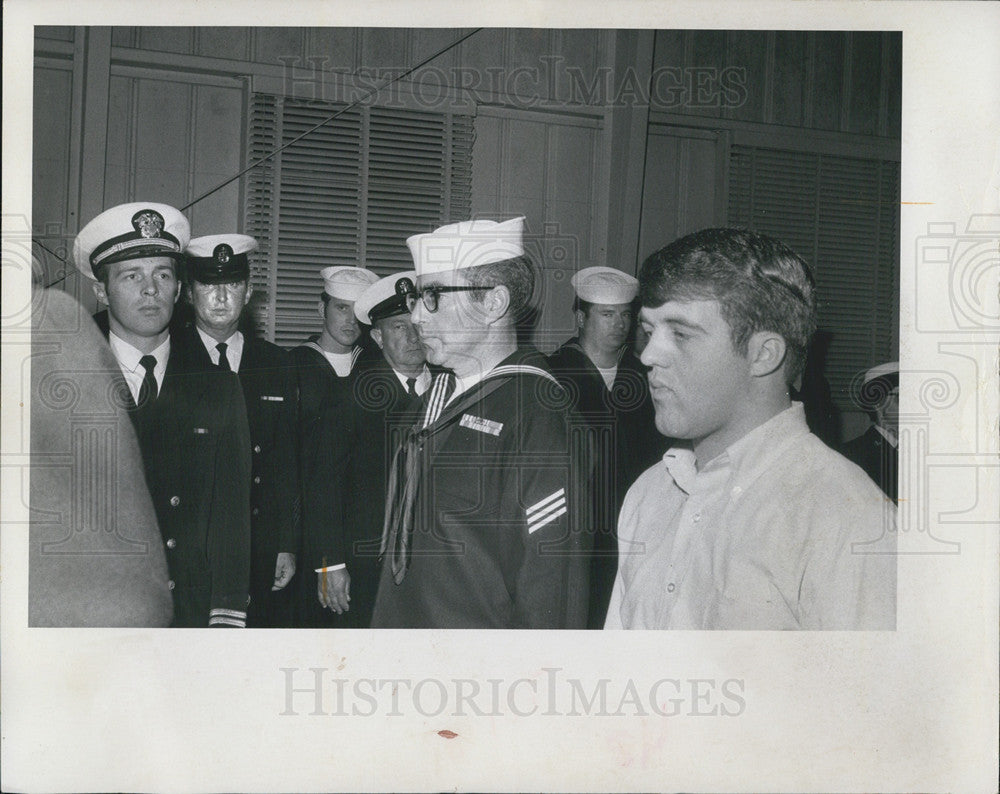 1968 Press Photo awards presented at Naval Reserve center Seaman Frank P. - Historic Images