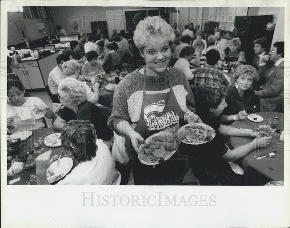 1985 Press Photo Streamwood Highschool runs their own restaurant called Silver S - Historic Images