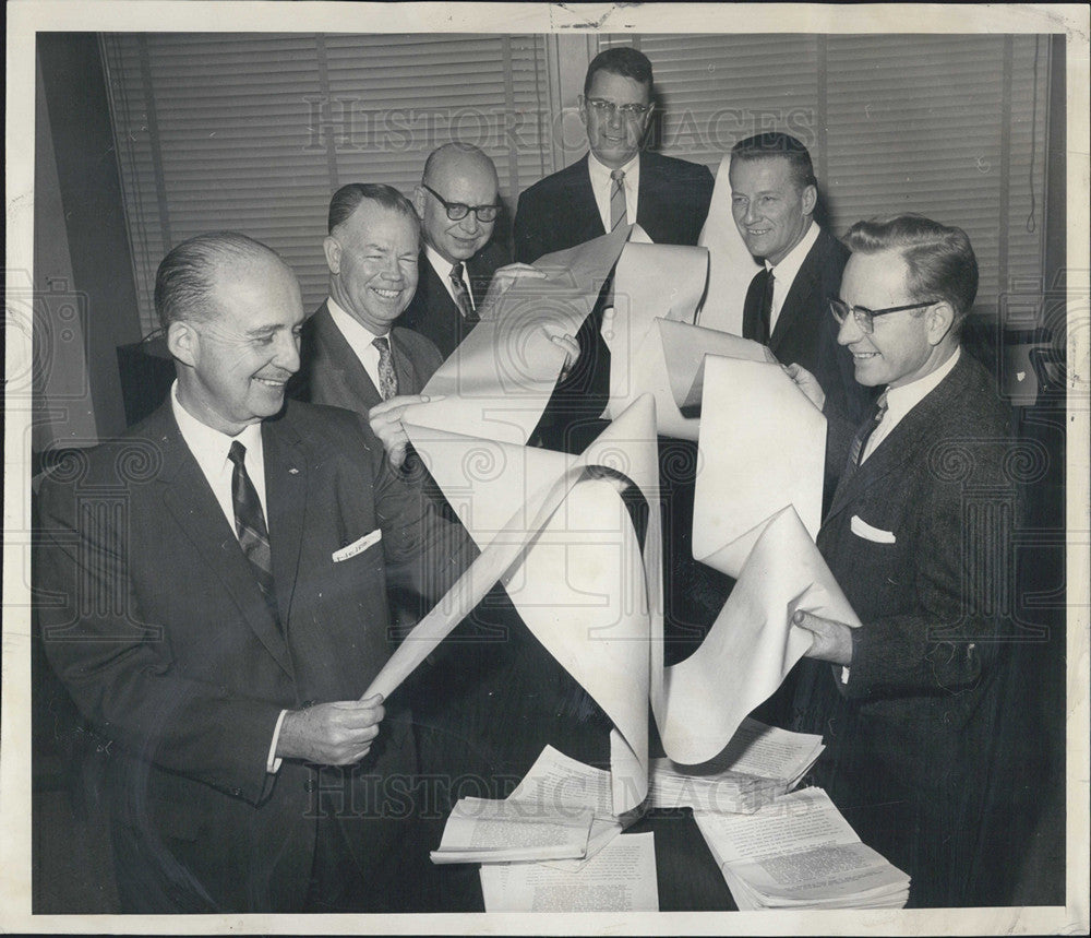 1963 Press Photo Petitions to open up a Junior College for 3 disctricts - Historic Images