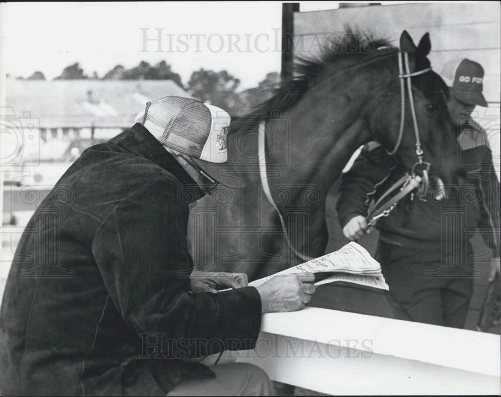 1984 Press Photo of a man checking entries on Horse Racing at Tampa Bay Down. - Historic Images