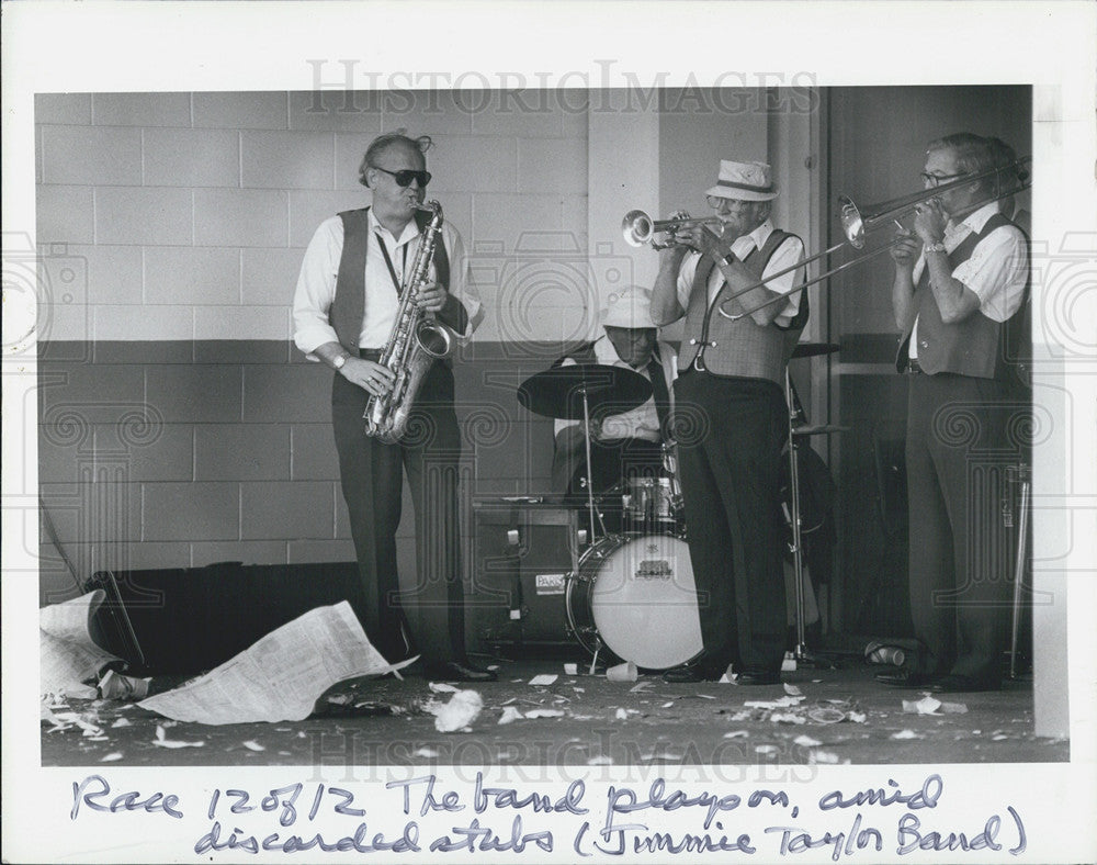 1984 Press Photo Jimmie Taylor Band Plays Underneath The Grandstand Tampa Downs - Historic Images