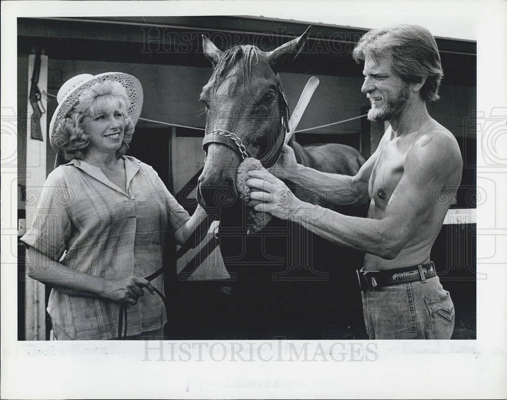 1982 Press Photo Horse Owner Josie Novak With Mr. Surveyor With Groom David Lea - Historic Images