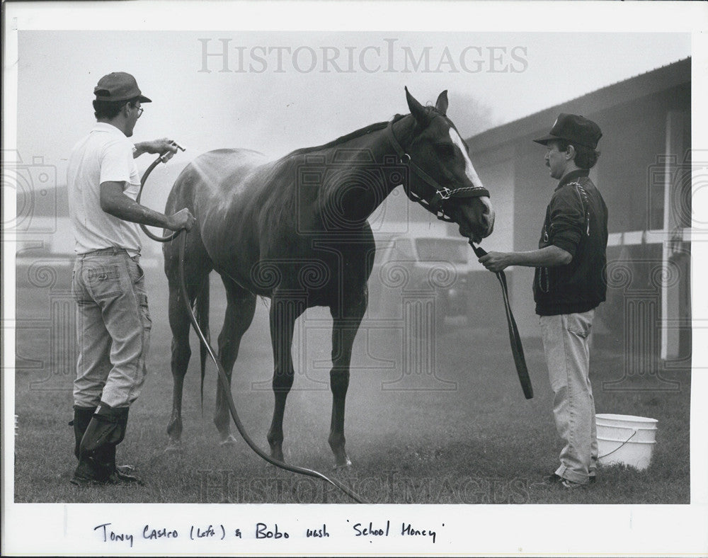 1989 Press Photo School Honey Gets Shower From Tony Castro At Tampa Downs - Historic Images