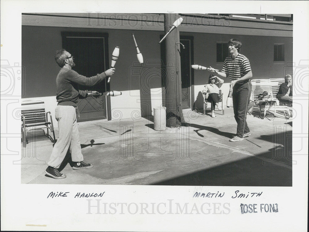 1983 Press Photo Mike Hanlon and Martin Smith practice juggling - Historic Images