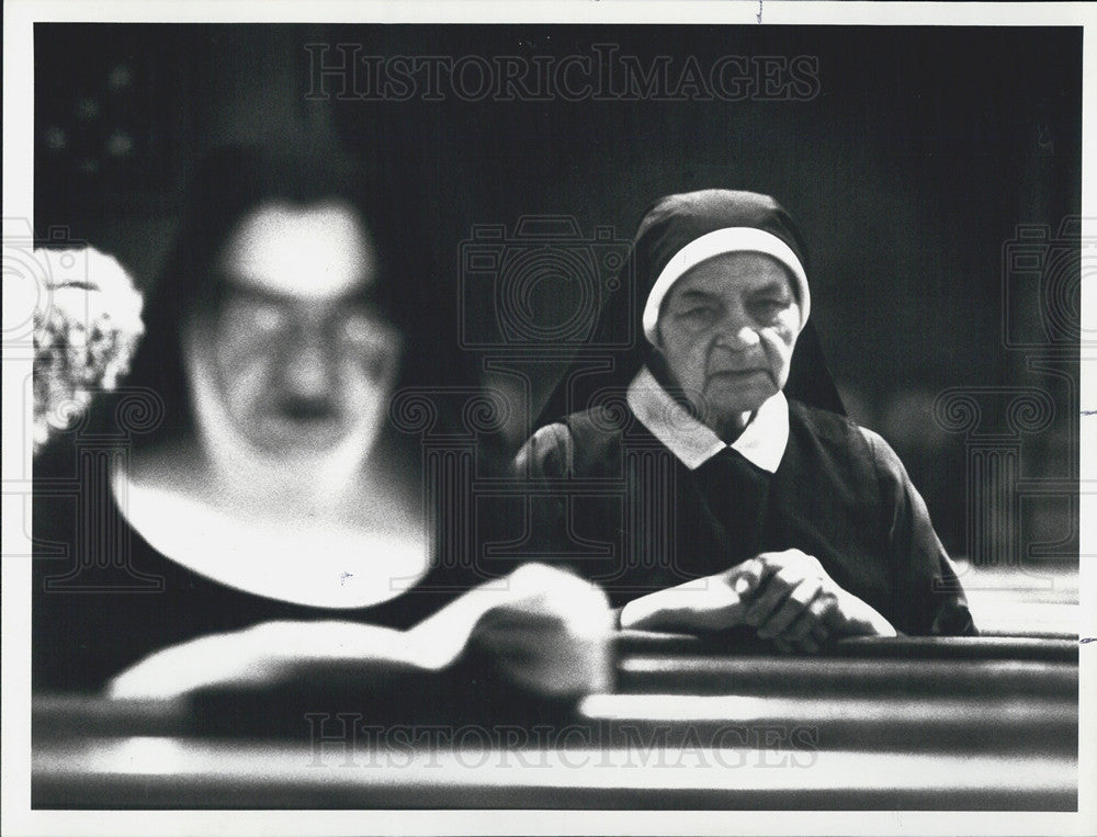 1980 Press Photo Sister benign in prayer during 6:30 mass - Historic Images