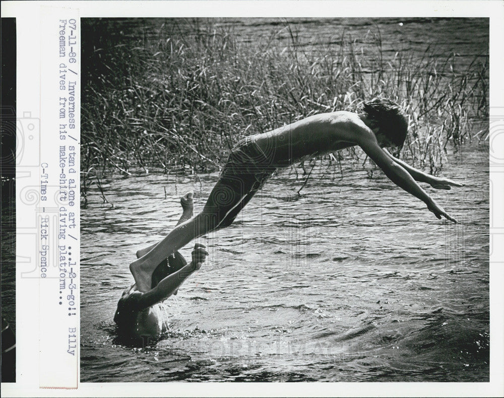 1986 Press Photo Hot Weather Swimming Frankie Johnston Jeremy Johnston - Historic Images