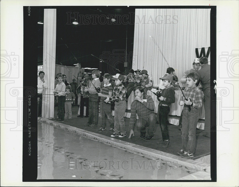 1987 Press Photo Chicagoland Sports Fishing, Travel and Outdoors Show - Historic Images