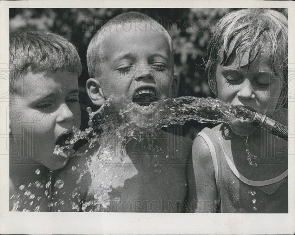 1966 Press Photo Jim &amp; Val Tolisano,G Wolf cool off with a hose - Historic Images