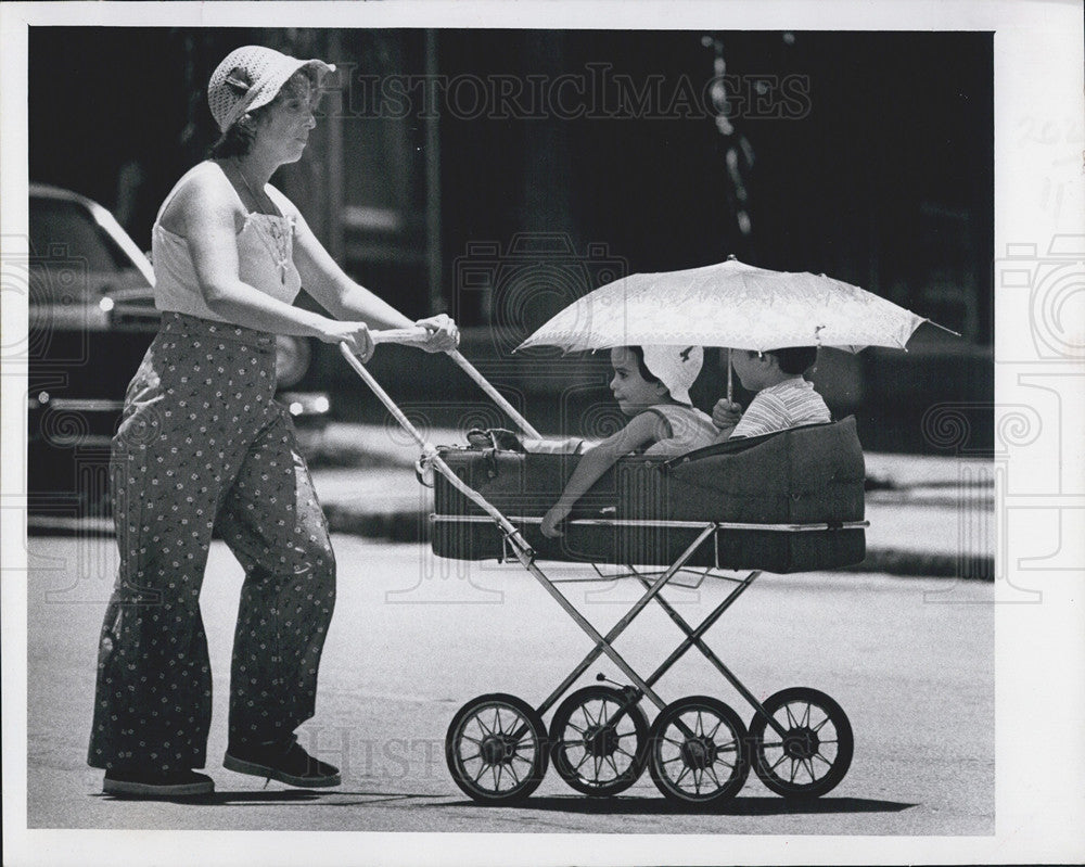 1981 Press Photo of Carla Castellano &amp; kids enjoying stroll on First Ave. N. - Historic Images