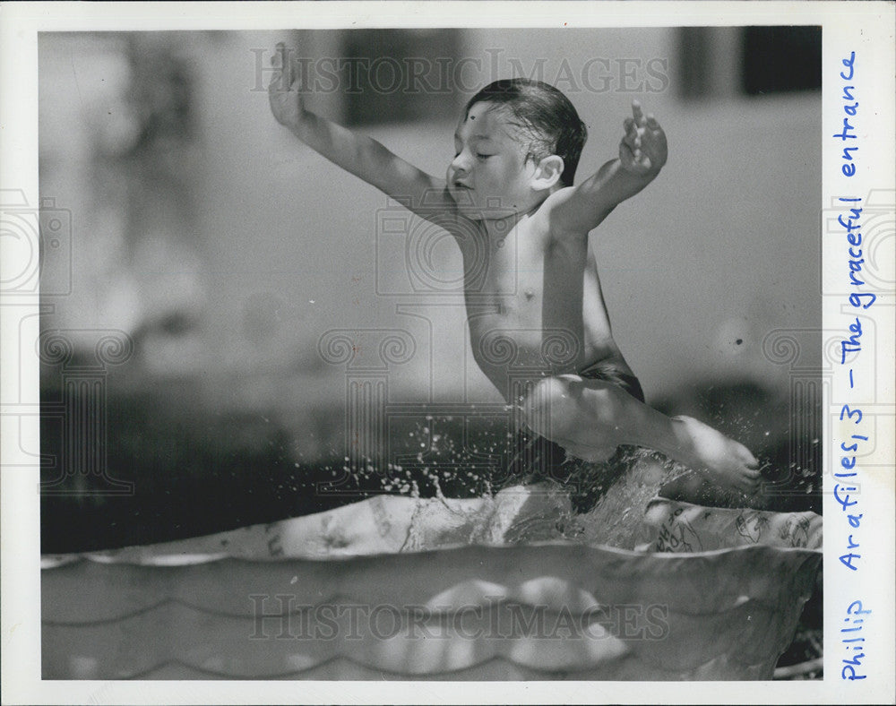 1984 Press Photo of tot Phillip Arafiles swimming in his Largo home yard - Historic Images