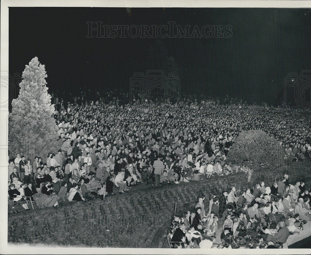 1949 Press Photo Crowds for Red Mill Post Opera - Historic Images